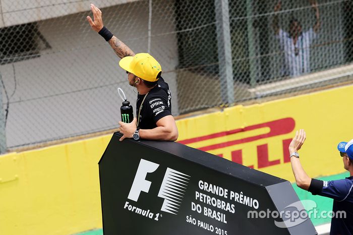 Lewis Hamilton en el desfile de pilotos