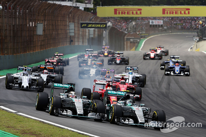 Inicio: Nico Rosberg, Mercedes AMG F1 y Lewis Hamilton, Mercedes AMG F1 lideran