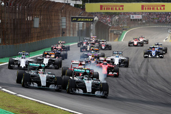 Start: Nico Rosberg, Mercedes AMG F1 and Lewis Hamilton, Mercedes AMG F1 lead