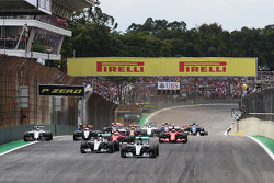 Inicio: Nico Rosberg, Mercedes AMG F1 y Lewis Hamilton, Mercedes AMG F1 lideran