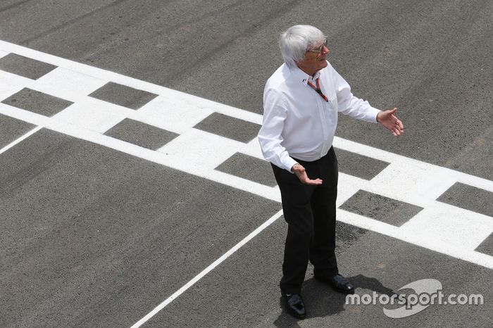 Bernie Ecclestone en la parrilla