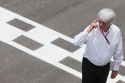 Bernie Ecclestone en la parrilla