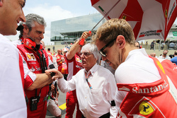Maurizio Arrivabene, Ferrari-Teamchef, mit Bernie Ecclestone und Sebastian Vettel, Ferrari, in der S