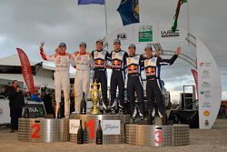 Podium: ganadores, Sébastien Ogier y Julien Ingrassia, Volkswagen Motorsport, segundo lugar, Kris Me