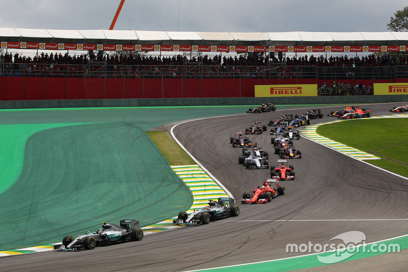 Nico Rosberg, Mercedes AMG F1 W06 leads at the start of the race