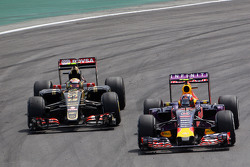 Daniil Kvyat, Red Bull Racing RB11 y Pastor Maldonado, Lotus F1 E23 pelean por la posición