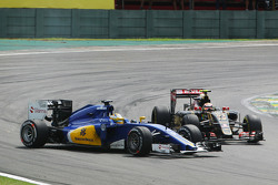 Контакт между Пастором Мальдонадо, Lotus F1 E23 и Маркусом Эрикссоном, Sauber C34