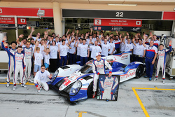 Alexander Wurz, Toyota Racing y el equipo celebran su carrera