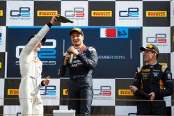 Podio carrera 2: segundo lugar Stoffel Vandoorne, ART Grand Prix, el ganador Mitch Evans, RUSSIAN TI