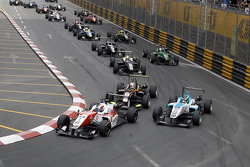 Start: Felix Rosenqvist, Prema Powerteam Dallara Mercedes-Benz op kop