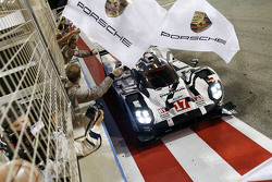 #17 Porsche Team Porsche 919 Hybrid: Timo Bernhard, Mark Webber, Brendon Hartley passeert de finishv