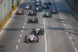 Start: Felix Rosenqvist, Prema Powerteam Dallara Mercedes-Benz vooraan