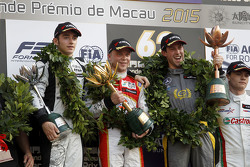 Podio: il vincitore Felix Rosenqvist, Prema Powerteam, secondo Charles Leclerc, Van Amersfoort Racin