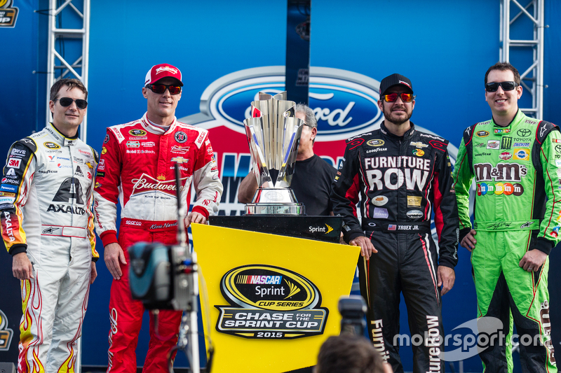 Les prétendants au titre de Champion NASCAR Sprint Cup 2015 : Jeff Gordon, Hendrick Motorsports Chevrolet, Kevin Harvick, Stewart-Haas Racing Chevrolet, Martin Truex Jr., Furniture Row Racing Chevrolet, Kyle Busch, Joe Gibbs Racing Toyota