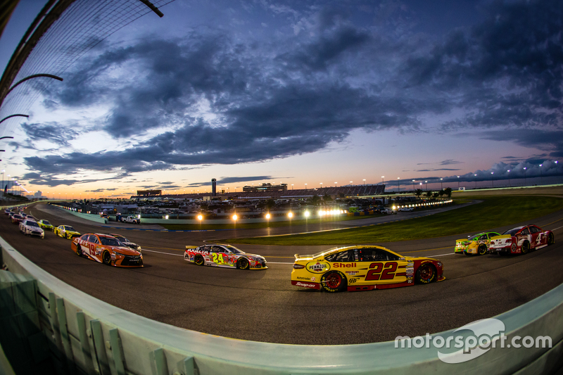 Kevin Harvick, Stewart-Haas Racing Chevrolet, Kyle Busch, Joe Gibbs Racing Toyota, Joey Logano, Team