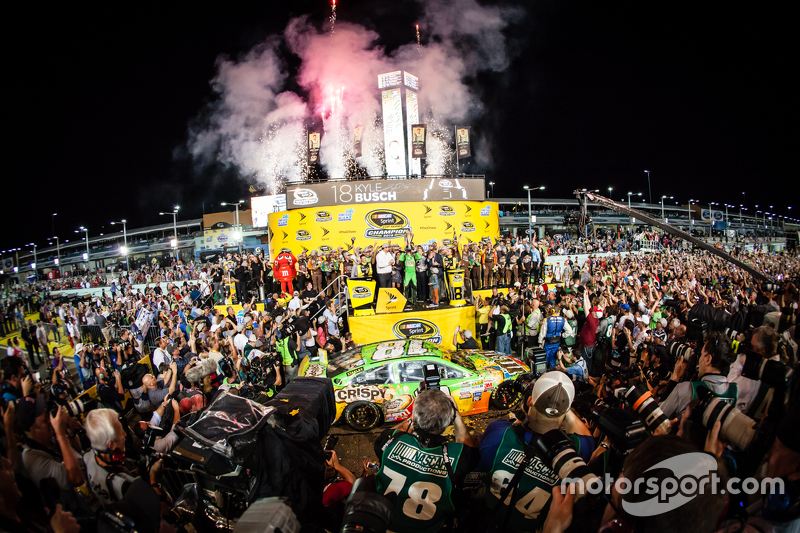 #6: Kyle Busch in der Victory-Lane