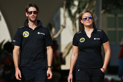 Romain Grosjean, Lotus F1 Team, mit Aurelie Donzelot, Lotus F1 Team, Pressesprecherin