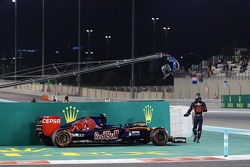 Carlos Sainz Jr., Scuderia Toro Rosso STR10 stops in the second practice session