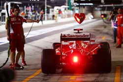 Sebastian Vettel, Ferrari SF15-T en los pits