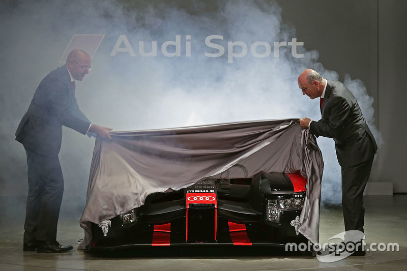 Chris Reinke, baas van Audi's LMP-divisie, en Dr. Wolfgang Ullrich onthullen de 2016 Audi R18 e-tron quattro