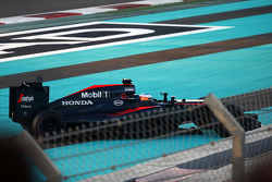 Fernando Alonso, McLaren MP4-30 van de baan na crash bij de start