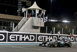 1. Nico Rosberg, Mercedes AMG F1 W06, bei der Zieldurchfahrt
