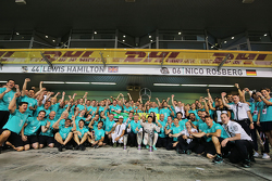 El ganador, Nico Rosberg, Mercedes AMG F1 celebra con Lewis Hamilton
