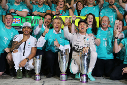 Победитель гонки - Нико Росберг, Mercedes AMG F1 празднует с занявшим второе место - Льюисом Хэмилто
