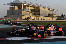 Daniil Kvyat, Red Bull Racing RB11 en Carlos Sainz Jr., Scuderia Toro Rosso STR10 bij de start