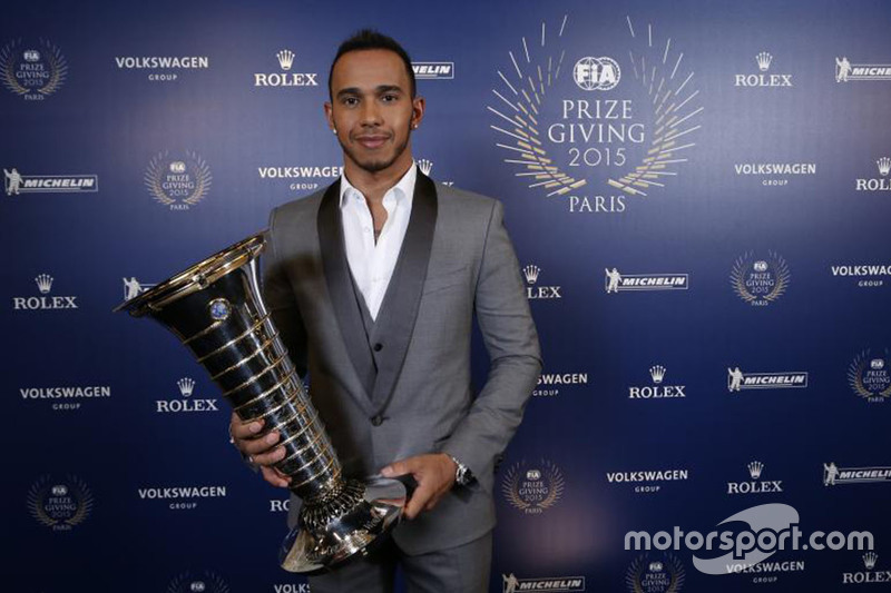 Lewis Hamilton, Mercedes AMG F1mit seiner Weltmeister- Trophäe