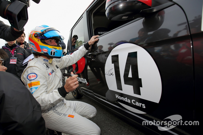 Fernando Alonso autografa carro