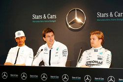 Lewis Hamilton, Nico Rosberg y Toto Wolff, Mercedes AMG F1 accionista y Director Ejecutivo