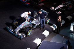 Lewis Hamilton y Ola Kaellenius