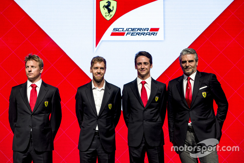 2015 Kimi Raikkonen, Sebastian Vettel, Esteban Gutiérrez y Maurizio Arrivabene, Scuderia Ferrari presentación