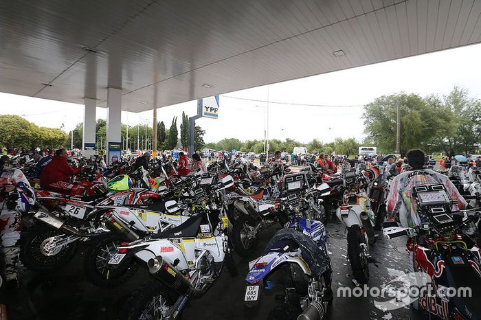 El convoy de motos y quads convoy se detiene en una estación de gasolina.