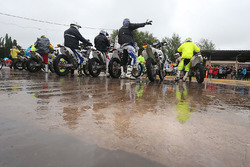 Der Motorradconvoy beim Tankstopp