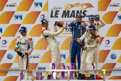 LMP3 领奖台:冠军程飞、董荷斌、托马斯·劳伦