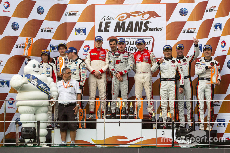 GT podium: ganadores Jeffrey Lee, Alessio Picariello, Christopher Mies, Absolute Racing, segundo lugar, Junsan Chen, Nobuteru Taniguchi, Ollie Millroy, Team AAI, terceros, Weng Sun Mok, Rob Bell, Keita Sawa, Clearwater Racing