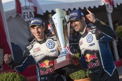 Podium: Sieger Sébastien Ogier, Julien Ingrassia, Volkswagen Motorsport