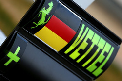 Boxentafel für Sebastian Vettel, Ferrari