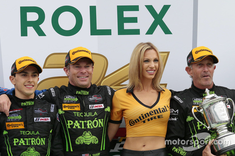 Pipo Derani, Scott Sharp e Ed Brown no lugar mais alto do pódio das 24 Horas de Daytona
