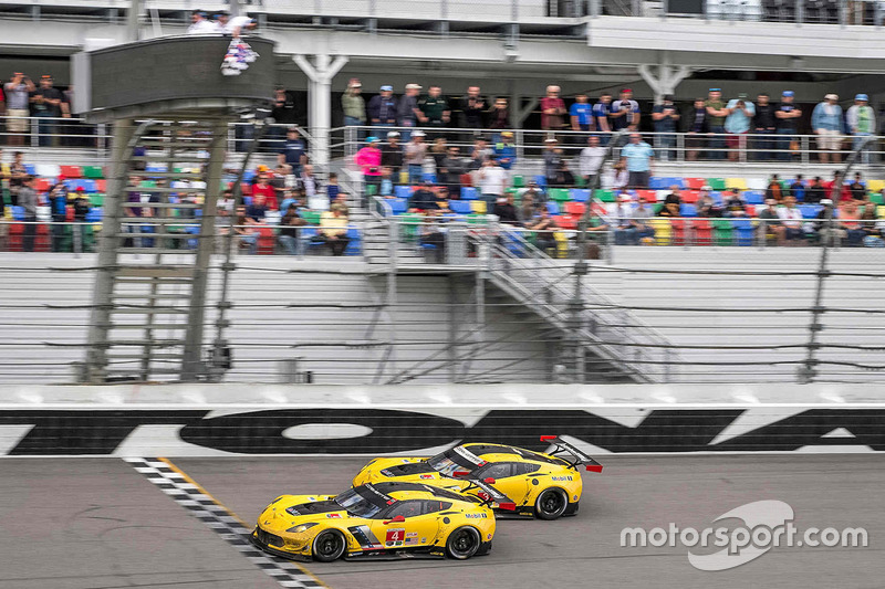 4. #4 Corvette Racing Chevrolet Corvette C7.R: Oliver Gavin, Tommy Milner, Marcel Fässler, #3 Corvette Racing Chevrolet Corvette C7.R: Antonio Garcia, Jan Magnussen, Mike Rockenfeller se llevan la bandera a cuadros