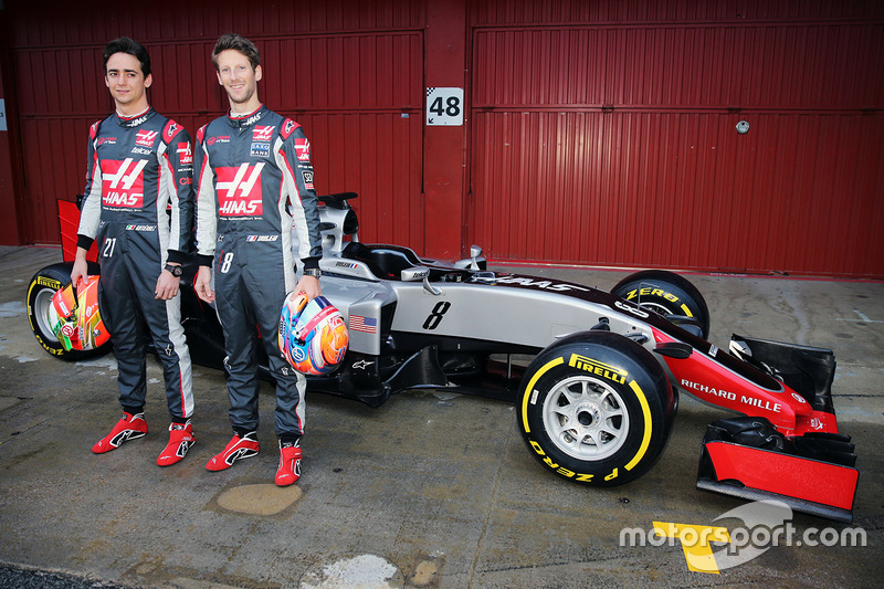 Esteban Gutierrez (Haas F1 Team) és Romain Grosjean (Haas F1 Team) unveil the Haas VF-16