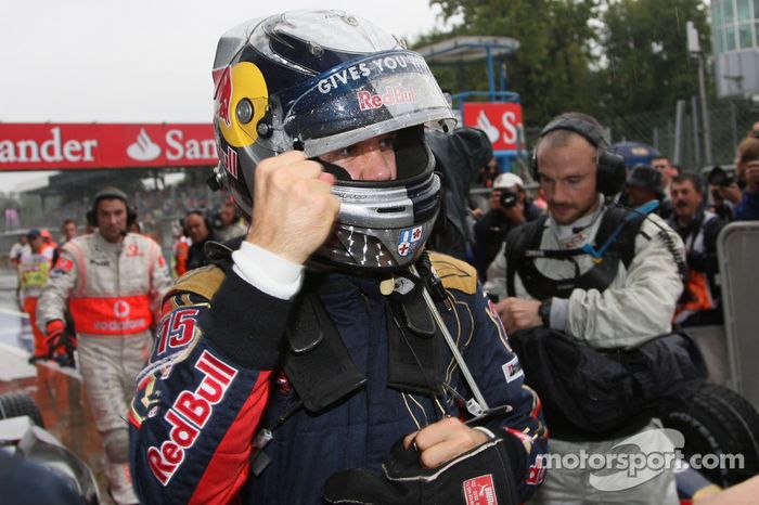 Ganador de la pole position Sebastian Vettel celebra