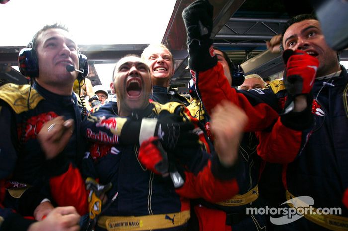 Mecánicos de Scuderia Toro Rosso celebran la pole position de Sebastian Vettel