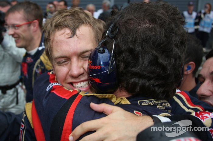 Ganador de la pole position Sebastian Vettel celebra