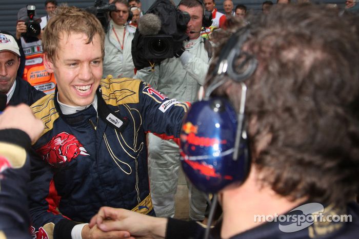 Ganador de la pole position Sebastian Vettel celebra