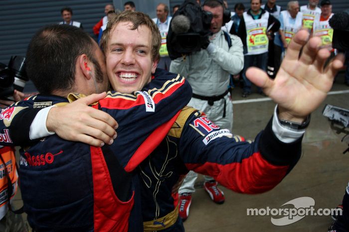 Ganador de la pole position Sebastian Vettel celebra