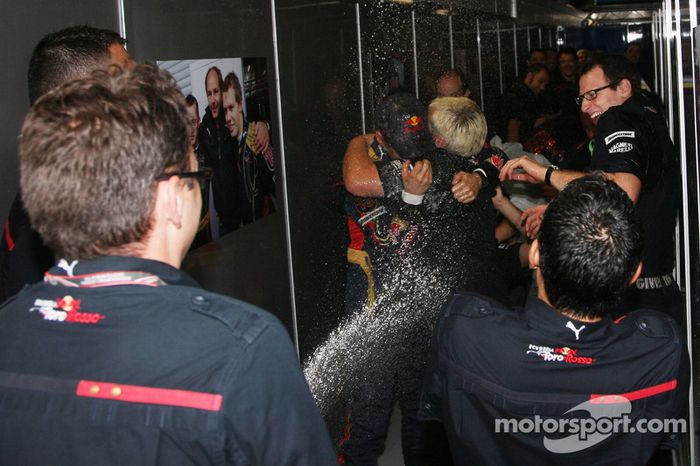 Ganador de la pole position Sebastian Vettel celebra con el equipo