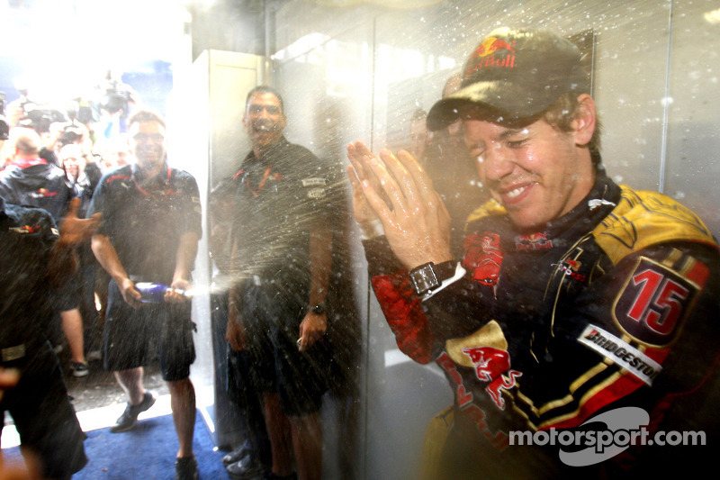 Ganador de la pole position Sebastian Vettel celebra